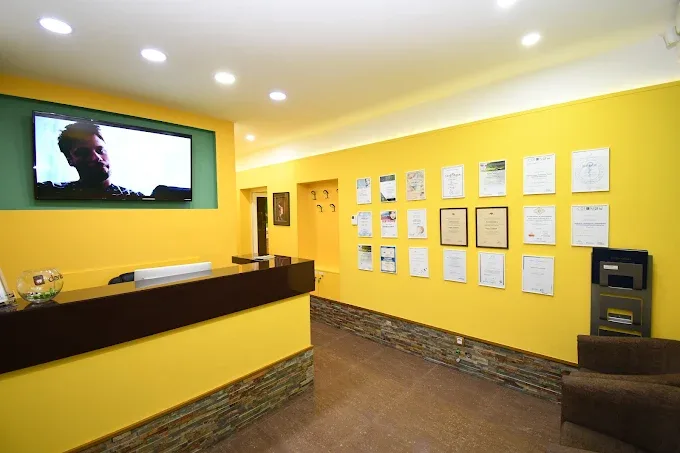 Recepcija, sa diplomama i sertifikatima na zidu